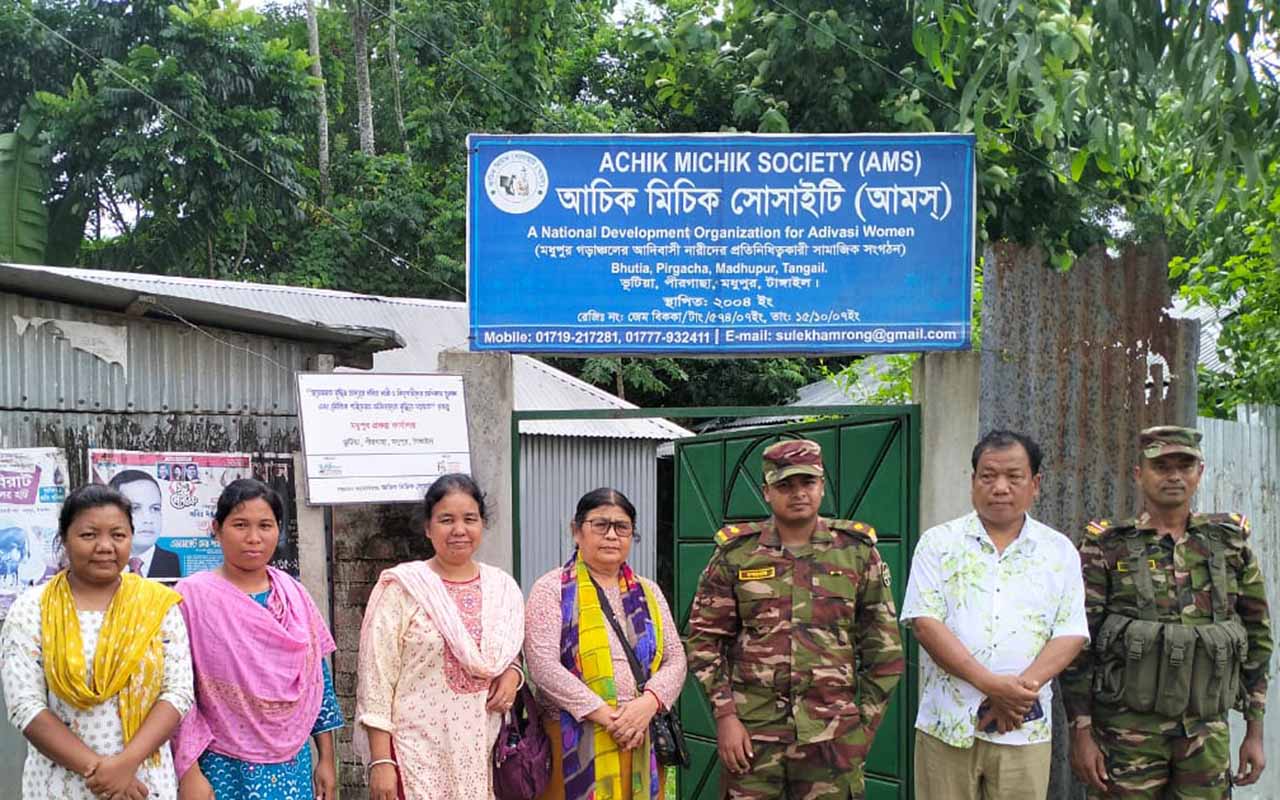 Government officials visited the office of Achik Michik.